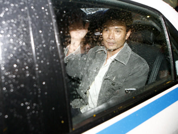 Anh Hùng lên xe taxi về trụ sở Công ty vận tải biển Vinalines