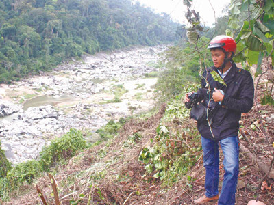 Sông Đăkmi trơ đáy vì thủy điện tích nước thượng nguồn. ảnh: PV. Sông Đăkmi trơ đáy vì thủy điện tích nước thượng nguồn. ảnh: PV