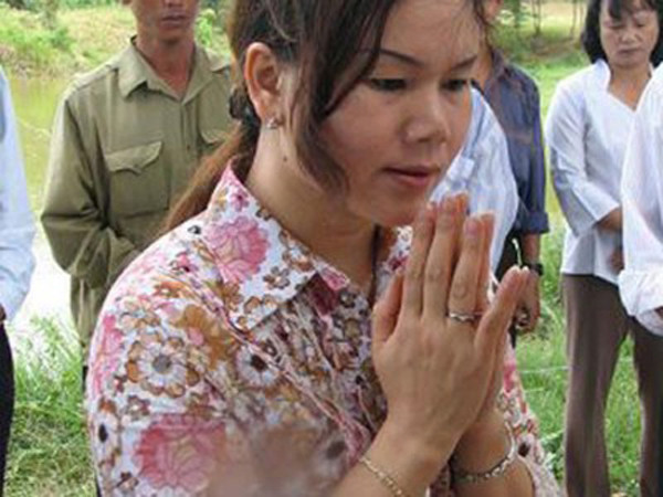 Nhà ngoại cảm Phan Thị Bích Hằng trong một lần tham gia tìm mộ