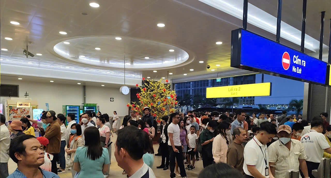 Trong mùng 1 và mùng 2 Tết Nguyên đán 2025, rất đông người dân đã đi tàu metro TPHCM để du xuân. Ảnh: HURC1 Trong mùng 1 và mùng 2 Tết Nguyên đán 2025, rất đông người dân đã đi tàu metro TPHCM để du xuân. Ảnh: HURC1