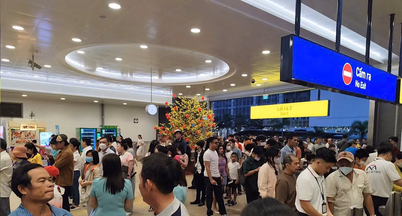 Trong mùng 1 và mùng 2 Tết Nguyên đán 2025, rất đông người dân đã đi tàu metro TPHCM để du xuân. Ảnh: HURC1