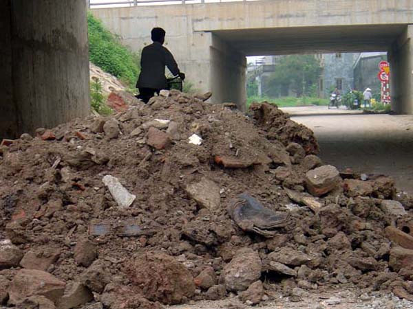 Đổ phế thải cả vào đường hầm