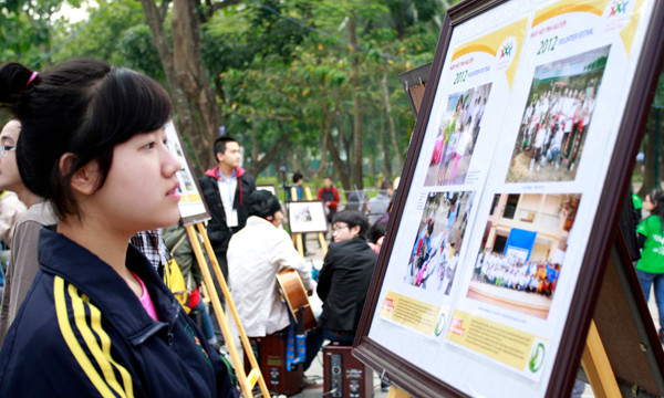 Khuôn viên diễn ra ngày hội còn trưng bày nhiều hình ảnh về hoạt động tình nguyện khắp Việt Nam; không gian của nghệ thuật thư pháp, bóng bay nghệ thuật, các trò chơi, các tiết mục âm nhạc, nhảy dân vũ và nhiều điều thú vị khác xuyên suốt trong ngày hội.