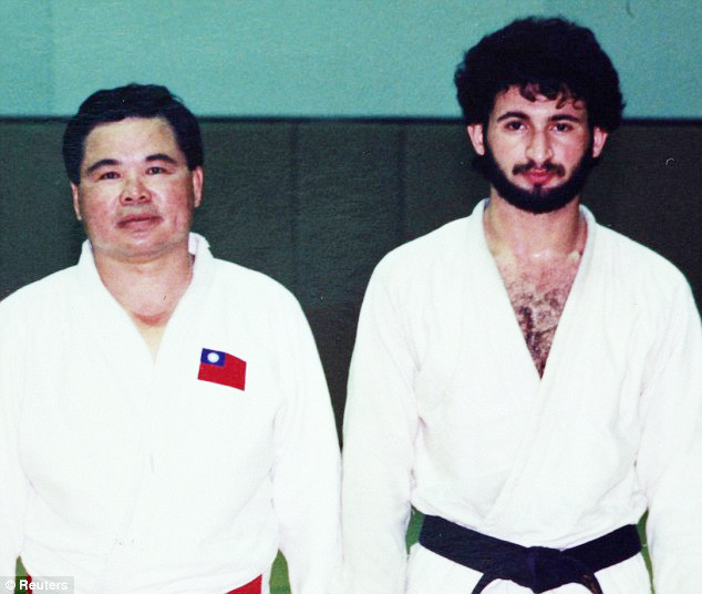 Huấn luyện viên Ngô Chính Minh bên cậu học trò Osama bin Laden