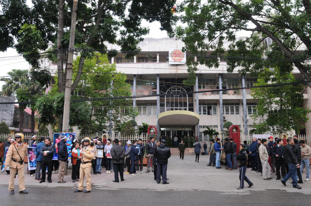 Nhiều người dân đứng ngoài tòa án. Ảnh: Tuấn Nguyễn. Nhiều người dân đứng ngoài tòa án. Ảnh: Tuấn Nguyễn