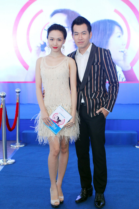 Chàng ca sĩ điển trai tự tin đọ dáng cùng nàng hoa hậu xinh đẹp