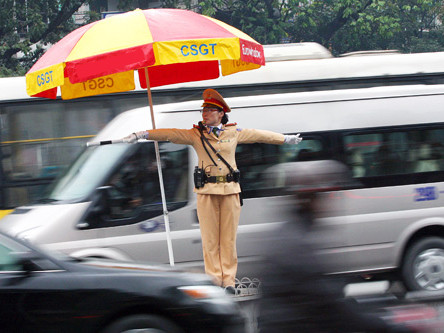 Việc nữ CSGT phân luồng giao thông tại các nút giao ở thủ đô đã góp phần làm đẹp hình ảnh cảnh sát trong mắt người dân