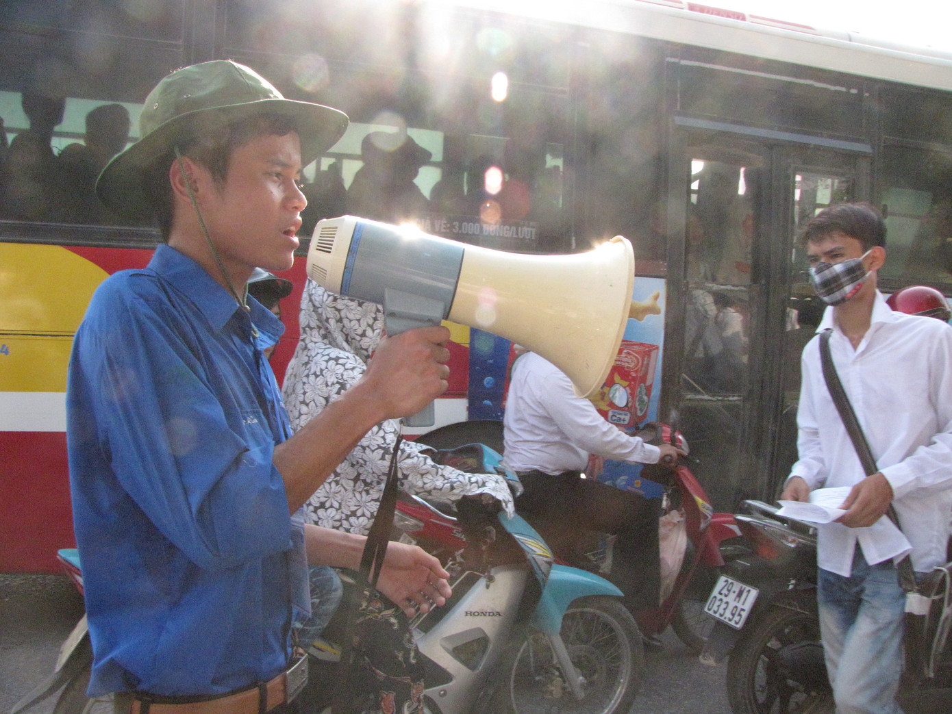 Sinh viên tình nguyện hoạt động hết công suất