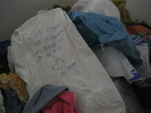 Bao bì có ghi địa chỉ nguồn gốc của gói quà cứu trợ