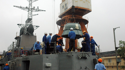 Tàu pháo TT400TP đang được các kỹ sư và công nhân VN lắp đặt vũ khí - Ảnh: Nhà máy Z173 cung cấp (Ảnh: Tuổi Trẻ). Tàu pháo TT400TP đang được các kỹ sư và công nhân VN lắp đặt vũ khí - Ảnh: Nhà máy Z173 cung cấp (Ảnh: Tuổi Trẻ)