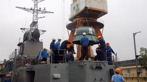 Tàu pháo TT400TP đang được các kỹ sư và công nhân VN lắp đặt vũ khí - Ảnh: Nhà máy Z173 cung cấp (Ảnh: Tuổi Trẻ)