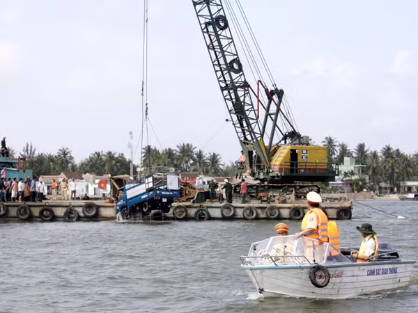 Lực lượng chức năng trục vớt chiếc ô tô bị chìm theo phà