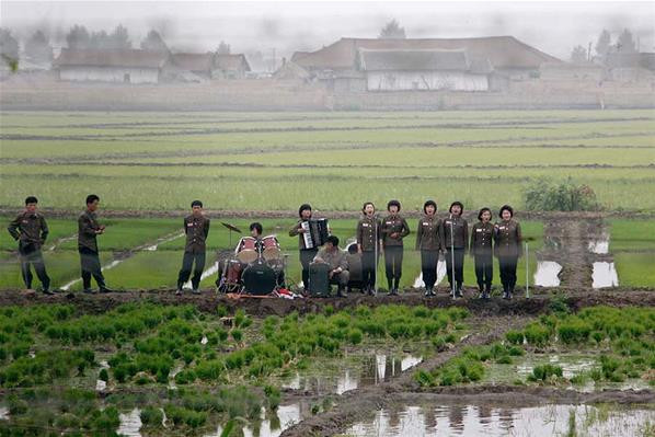 Nhóm nữ binh lính Triều Tiên tập hát ngay ở tỉnh Sinuju thuộc khu vực biên giới . Nhóm nữ binh lính Triều Tiên tập hát ngay ở tỉnh Sinuju thuộc khu vực biên giới