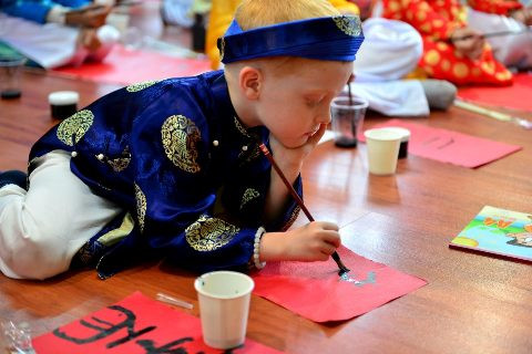 Đôi mắt xanh tròn xoe ra chiều thích thú