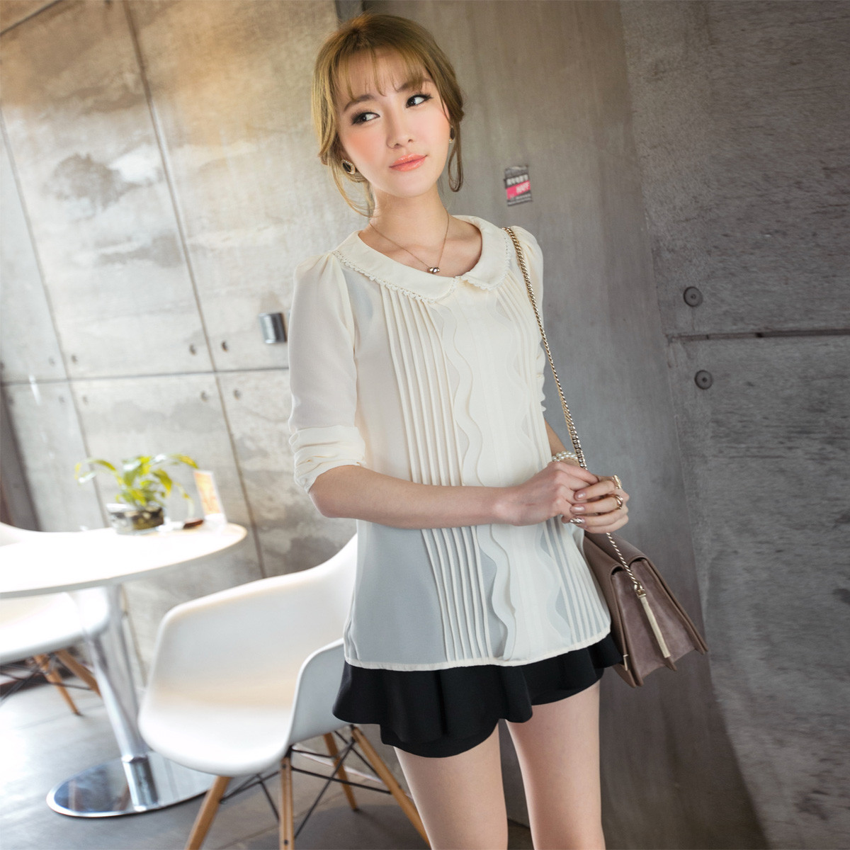 Trong tủ đồ nhà bạn hẳn không thể thiếu quần shorts. Với chức năng mang lại sự thoải mái, năng động cũng như giúp bạn gái “khoe” đôi chân thon cuốn hút, quần shorts lúc nào cũng được xếp vào list những món đồ cô nàng nào cũng phải có mỗi khi hè tới. Bạn sẽ vô cùng nổi bật cùng short hoa mang nhiều màu sắc được cách điệu với các họa tiết hoa nhỏ, to khác nhau. Bạn nên kết hợp short họa tiết hoa với áo có gam màu đơn sắc như màu đen, màu be, màu trắng... Khắc phục nhược điểm của quần short hơi thô cứng và chật chội hay những chiếc váy ngắn khiến chúng mình có thể gặp sự cố “hớ hênh” khi vận động, quần short váy là sự kết hợp hoàn hảo để teen girl khoe vẻ đáng yêu, xinh xắn mà cực kỳ thoải mái. Ngoài ra, các kiểu quần short màu sặc sỡ hay short đều có thể đem đến cho bạn gái nét trẻ trung năng động trong ngày hè.