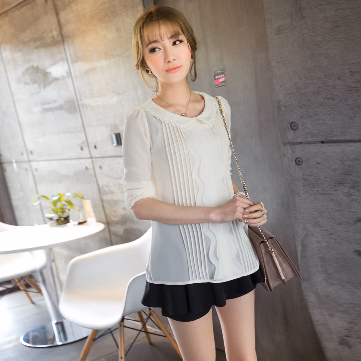Trong tủ đồ nhà bạn hẳn không thể thiếu quần shorts. Với chức năng mang lại sự thoải mái, năng động cũng như giúp bạn gái “khoe” đôi chân thon cuốn hút, quần shorts lúc nào cũng được xếp vào list những món đồ cô nàng nào cũng phải có mỗi khi hè tới. Bạn sẽ vô cùng nổi bật cùng short hoa mang nhiều màu sắc được cách điệu với các họa tiết hoa nhỏ, to khác nhau. Bạn nên kết hợp short họa tiết hoa với áo có gam màu đơn sắc như màu đen, màu be, màu trắng... Khắc phục nhược điểm của quần short hơi thô cứng và chật chội hay những chiếc váy ngắn khiến chúng mình có thể gặp sự cố “hớ hênh” khi vận động, quần short váy là sự kết hợp hoàn hảo để teen girl khoe vẻ đáng yêu, xinh xắn mà cực kỳ thoải mái. Ngoài ra, các kiểu quần short màu sặc sỡ hay short đều có thể đem đến cho bạn gái nét trẻ trung năng động trong ngày hè.