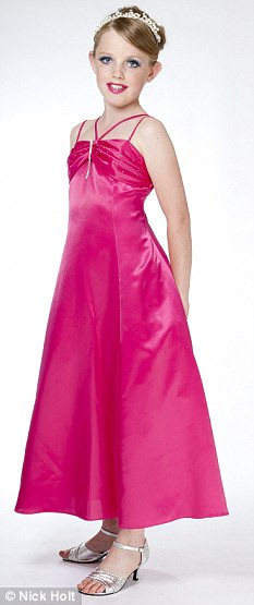 Theo lời kể thì Annie là cô bé cá tính, mạnh mẽ nhưng mẹ cô vẫn ép cô bé học đàn, múa, mặc váy áo thật đẹp