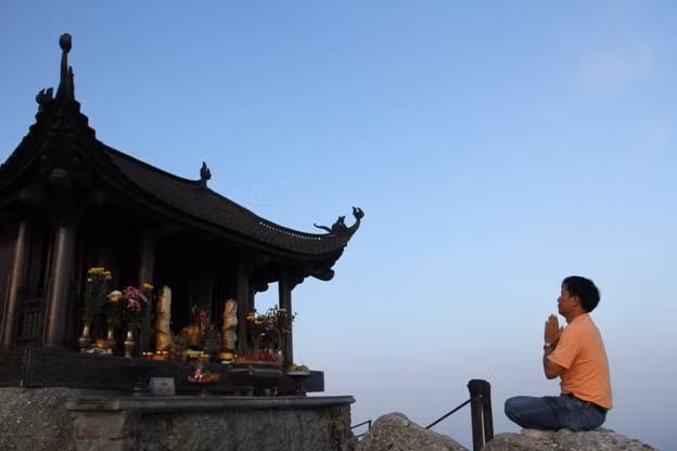 Trong không gian thiêng tịch mịch, khách hành hương ngồi thiền, khấn Phật