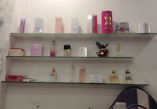 Những chai nước hoa được cô trưng bày gọn gàng ngay trên bàn trang điểm