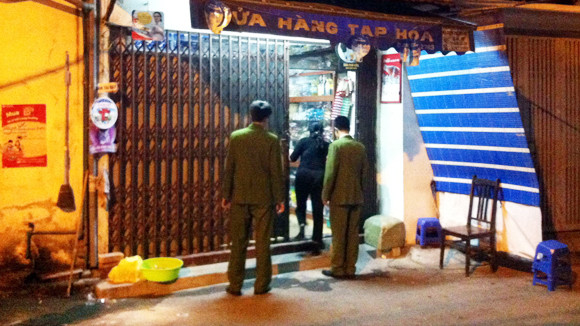 Nơi đối tượng chui vào cố thủ tối qua 22-11 trong một cửa hàng tạp hóa trên phố Đội Cấn