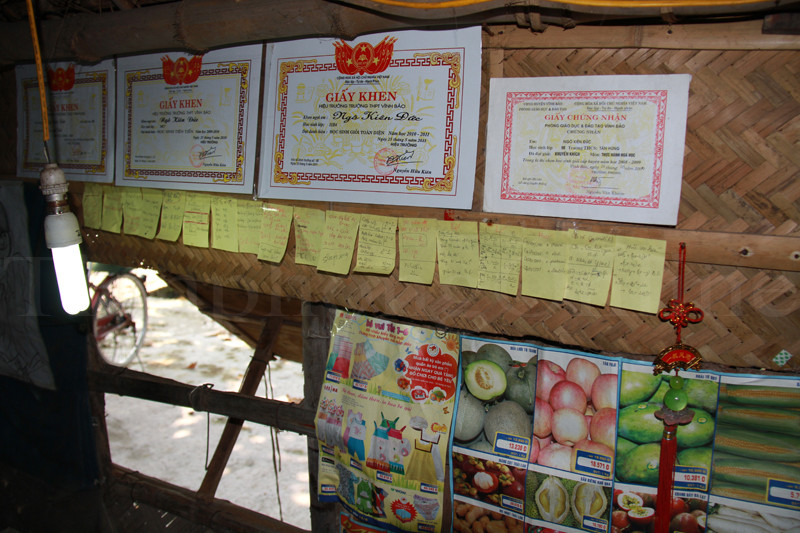 Giấy khen của Đức. Ảnh: Trường Phong