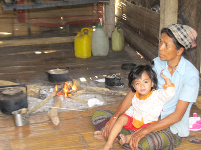 Pí Mai bế cháu bên bếp lửa: Giết chóc đã thành nỗi ám ảnh mới của người Vân Kiều. ảnh: N.C - H.T
