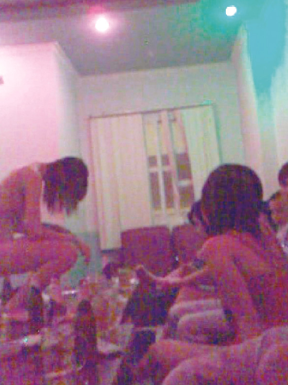 Các “máy bay” trong một quán karaoke