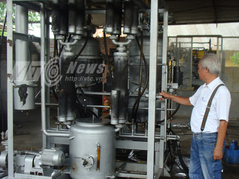 Ông Khánh và chiếc máy chết biến rác thải thành nhiên liệu