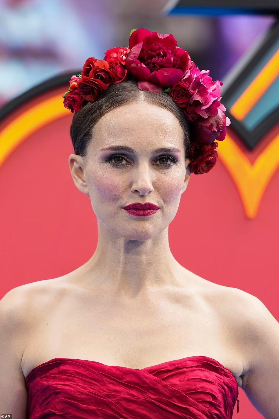 Tuy nhiên, lớp trang điểm tỉ mỉ không che được dấu hiệu lão hóa của ngôi sao thắng giải Oscar, với những nếp nhăn ở quanh mắt và miệng.