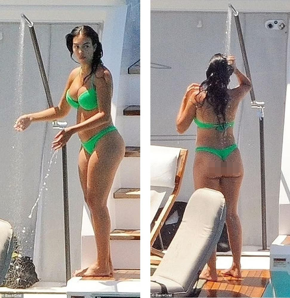 Georgina nóng bỏng không kém bạn trai danh thủ. Cô mặc bikini xanh lá &quot;hot trend&quot; phô diễn đường cong &quot;bỏng rẫy&quot;, nhất là vòng một căng đầy.