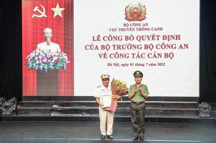 Thứ trưởng Trần Quốc Tỏ trao quyết định và chúc mừng tân Cục trưởng Cục Truyền thông CAND, Thiếu tướng Đỗ Triệu Phong. Ảnh: ĐĐK Thứ trưởng Trần Quốc Tỏ trao quyết định và chúc mừng tân Cục trưởng Cục Truyền thông CAND, Thiếu tướng Đỗ Triệu Phong. Ảnh: ĐĐK