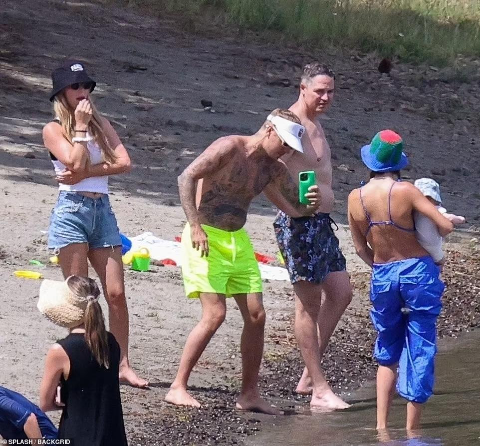 Justin và vợ chụp ảnh cùng con trai mới sinh của Jason, bé Ryver Rhodes. Justin và vợ chụp ảnh cùng con trai mới sinh của Jason, bé Ryver Rhodes.