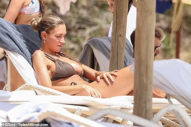 Sau khi tắm biển, Zara được nhìn thấy thư giãn trên ghế tắm nắng. Cô không quên bôi kem chống nắng để bảo vệ làn da láng mịn.