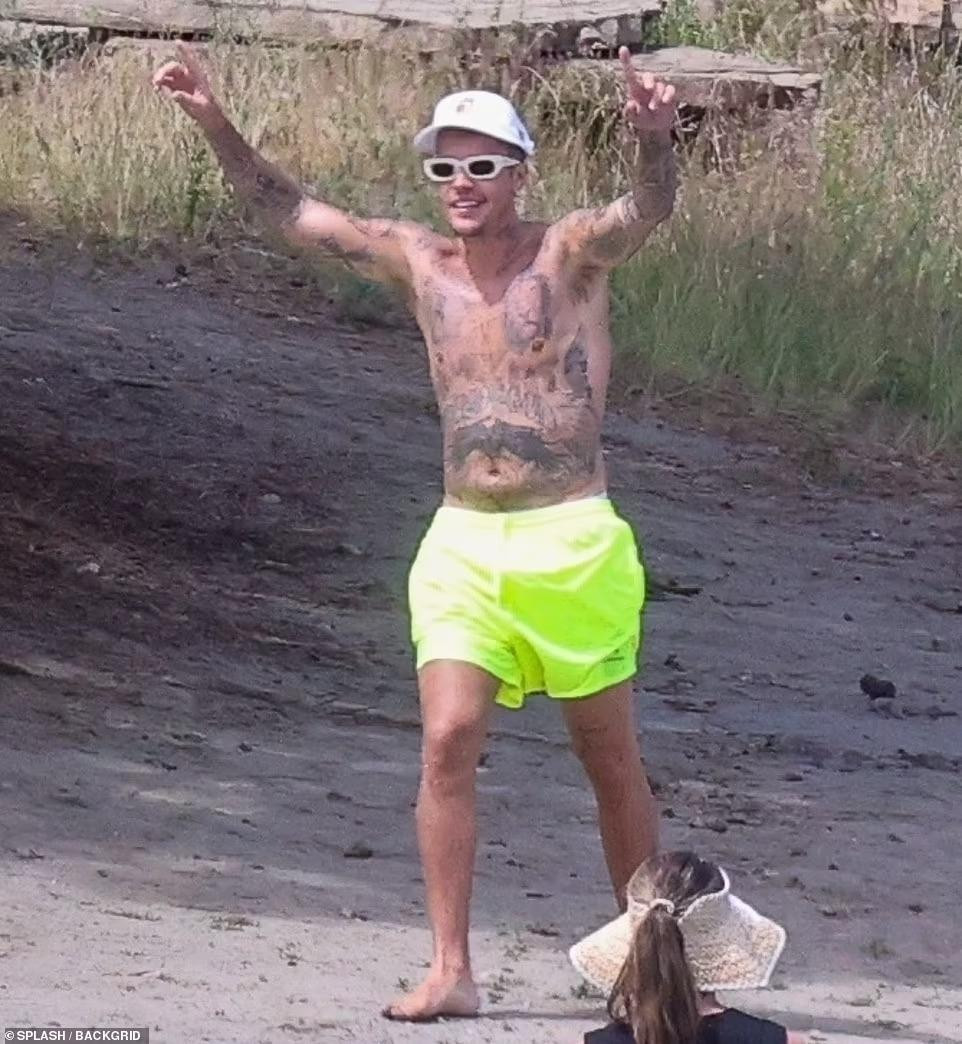 "Hoàng tử nhạc Pop" nổi bật với chiếc quần bơi màu xanh nõn chuối neon cùng thân trên phủ kín bởi hình xăm. "Hoàng tử nhạc Pop" nổi bật với chiếc quần bơi màu xanh nõn chuối neon cùng thân trên phủ kín bởi hình xăm.