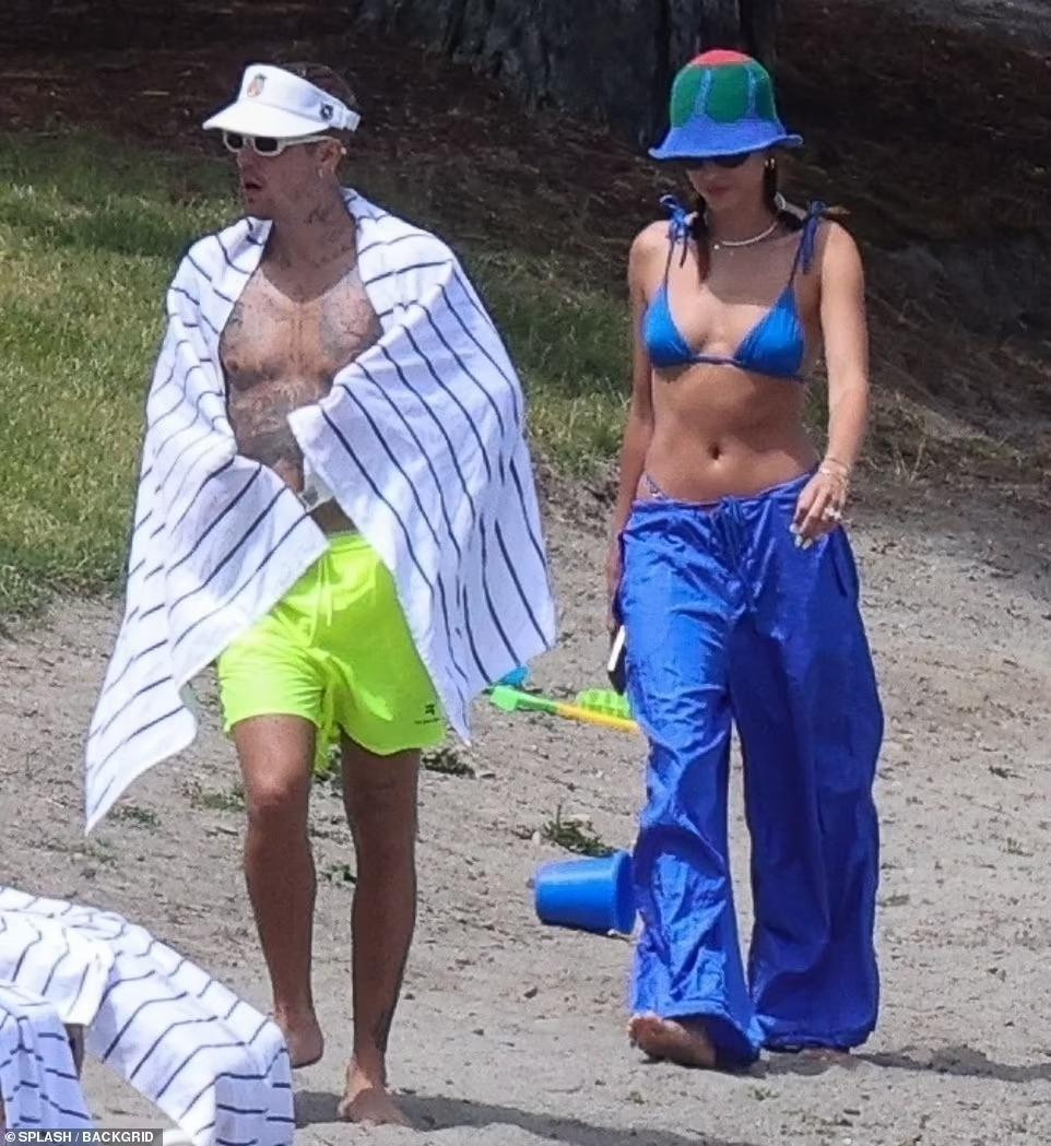 Hôm thứ Ba (5/7), cánh săn ảnh bắt gặp vợ chồng Hailey và Justin Bieber đi chơi biển ở tiểu bang Idaho (Mỹ) cùng bạn bè. Hôm thứ Ba (5/7), cánh săn ảnh bắt gặp vợ chồng Hailey và Justin Bieber đi chơi biển ở tiểu bang Idaho (Mỹ) cùng bạn bè.
