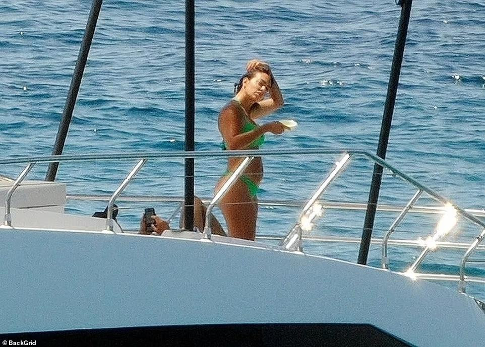 Dù vậy, bạn gái Ronaldo vẫn rất tự tin. Dân mạng cũng dành nhiều lời khen cho vẻ đẹp khỏe mạnh, đẫy đà của bà mẹ 5 con.