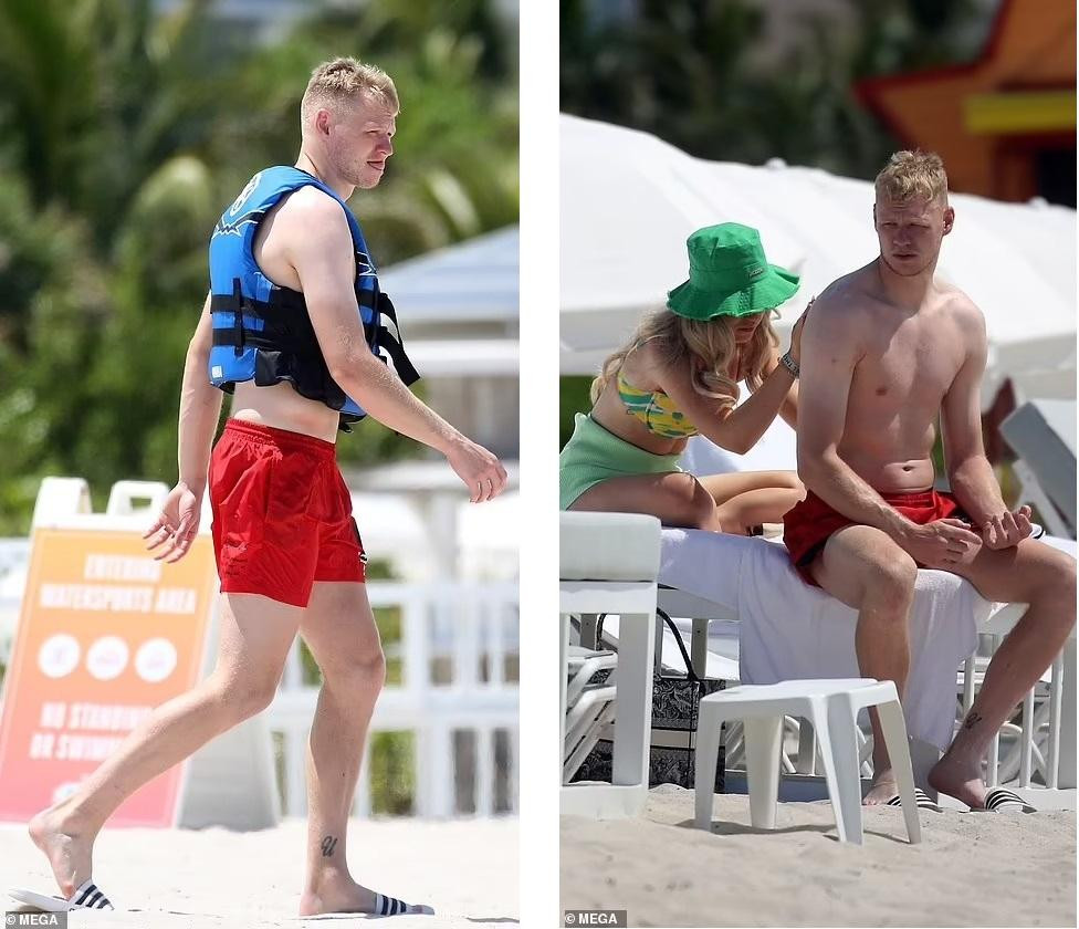 Theo Daily Mail, Thủ môn Aaron Ramsdale và bạn gái Georgina Irwin đã dành cả ngày thứ Tư (29/6) trên bãi biển Miami.