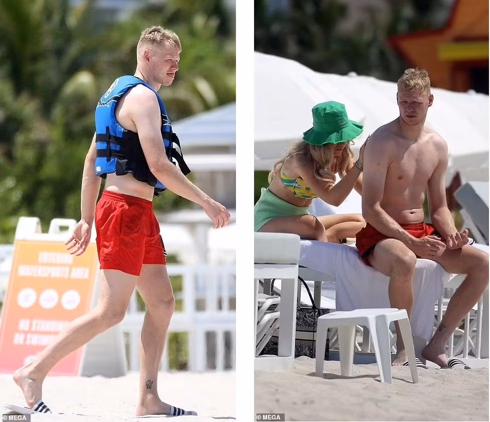 Theo Daily Mail, Thủ môn Aaron Ramsdale và bạn gái Georgina Irwin đã dành cả ngày thứ Tư (29/6) trên bãi biển Miami.