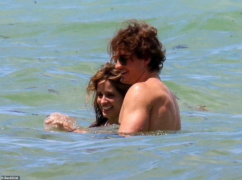 Đáng chú ý, cô bị bắt gặp khoảnh khắc thân thiết với trai lạ.