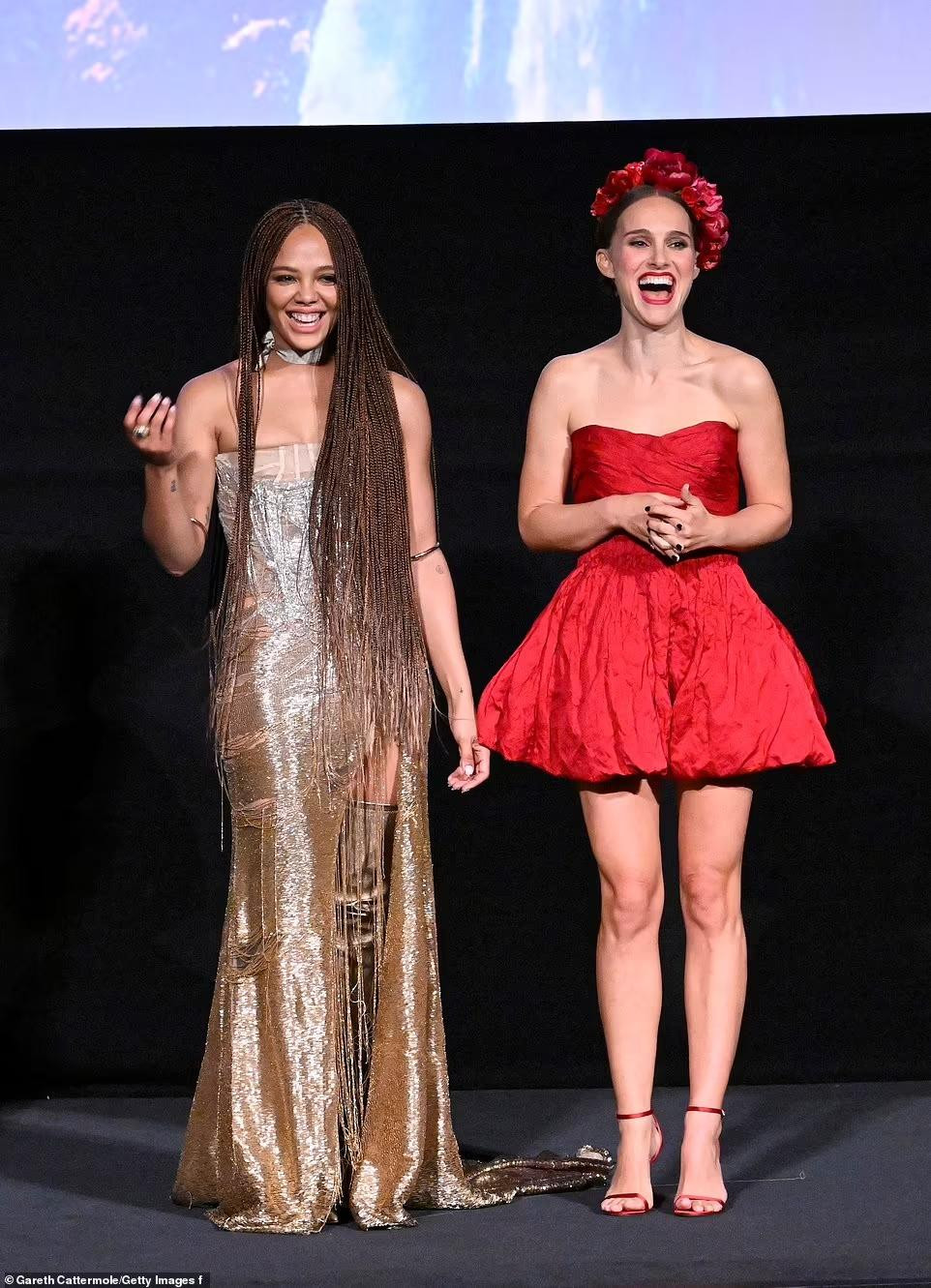 Khác với đàn chị ngọt ngào, dễ thương, Tessa Thompson xuất hiện với vẻ ngoài cá tính và quyến rũ. Nữ diễn viên sinh năm 1983 gây ấn tượng mạnh nhờ mái tóc tết lọn kỳ công. Trong phim, Tessa tiếp tục vào vai nữ chiến binh Valkyrie - người song tính đầu tiên của điện ảnh Marvel.