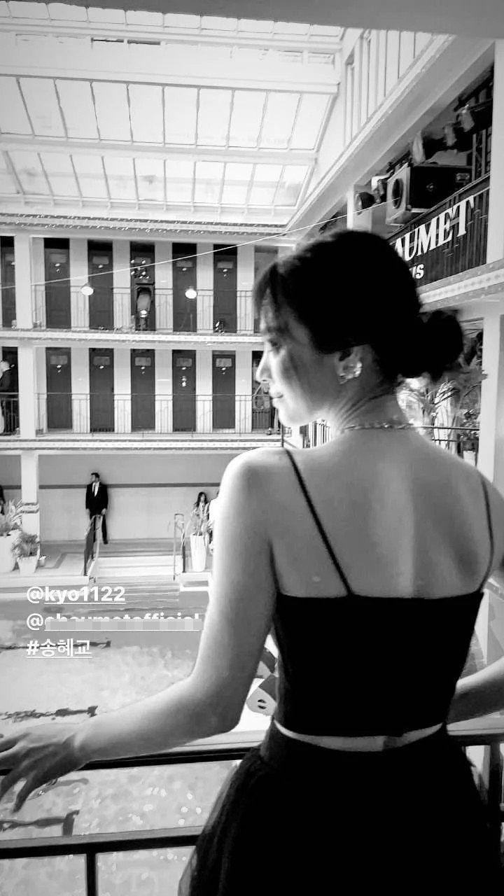 Trên mạng xã hội, rất nhiều bình luận ca ngợi nhan sắc của Song Hye Kyo: &quot;Vẻ đẹp của cô ấy là huyền thoại&quot;, &quot;Cô ấy là nữ thần&quot;, &quot;Tôi vẫn biết Song Hye Kyo đẹp không thể diễn tả nhưng vẫn bị sốc trước những bức ảnh này&quot;, &quot;Cô ấy đã chiến đấu với thời gian và thắng cuộc. Cô ấy không hề già đi&quot;, &quot;Trong những năm tôi biết về cô ấy, chưa bao giờ có một khoảnh khắc nào mà cô ấy không đẹp&quot;, &quot;Cô ấy dường như đã giảm cân rất nhiều nhưng cô ấy vẫn luôn luôn xinh đẹp&quot;...