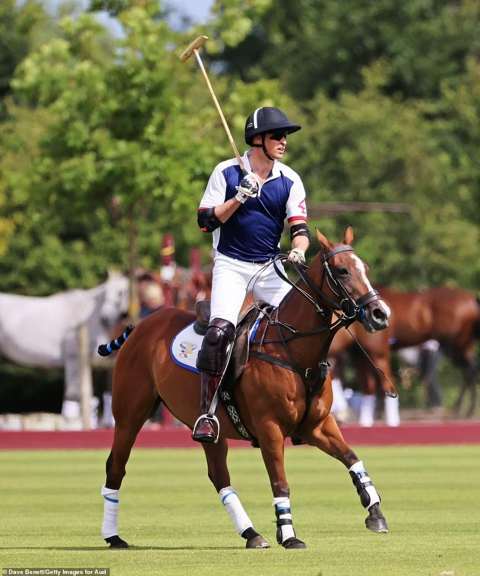 Người thừa kế vương vị 40 tuổi trông bảnh bao, năng động trên lưng ngựa. Được biết, anh và em trai, Hoàng tử Harry, đã chơi môn thể thao thượng lưu này từ bé. Hầu hết các trận đấu họ tham gia đều vì mục đích từ thiện.