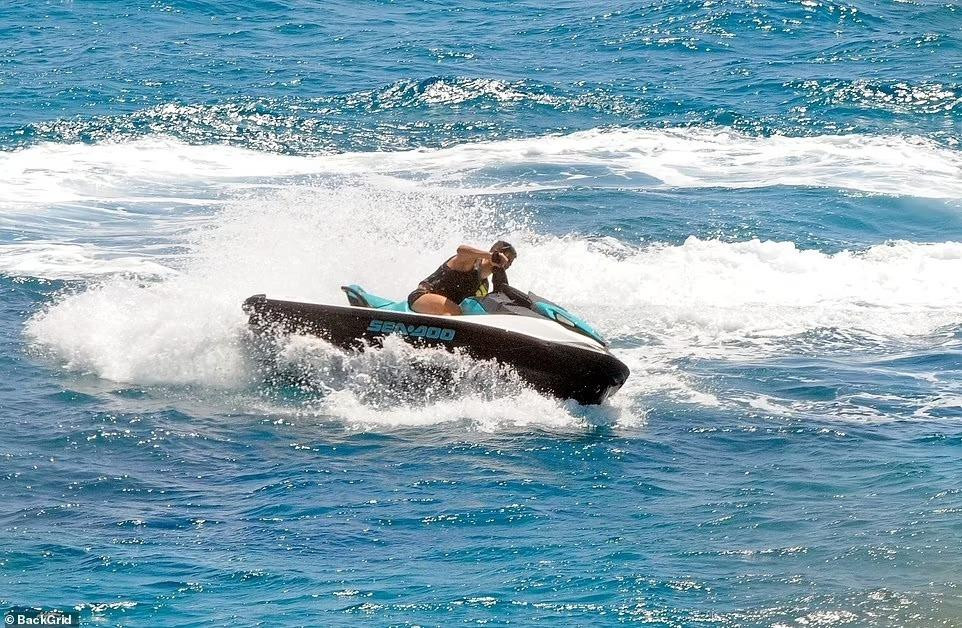 Tiền đạo 37 tuổi thể hiện kỹ năng điều khiển moto nước điêu luyện.