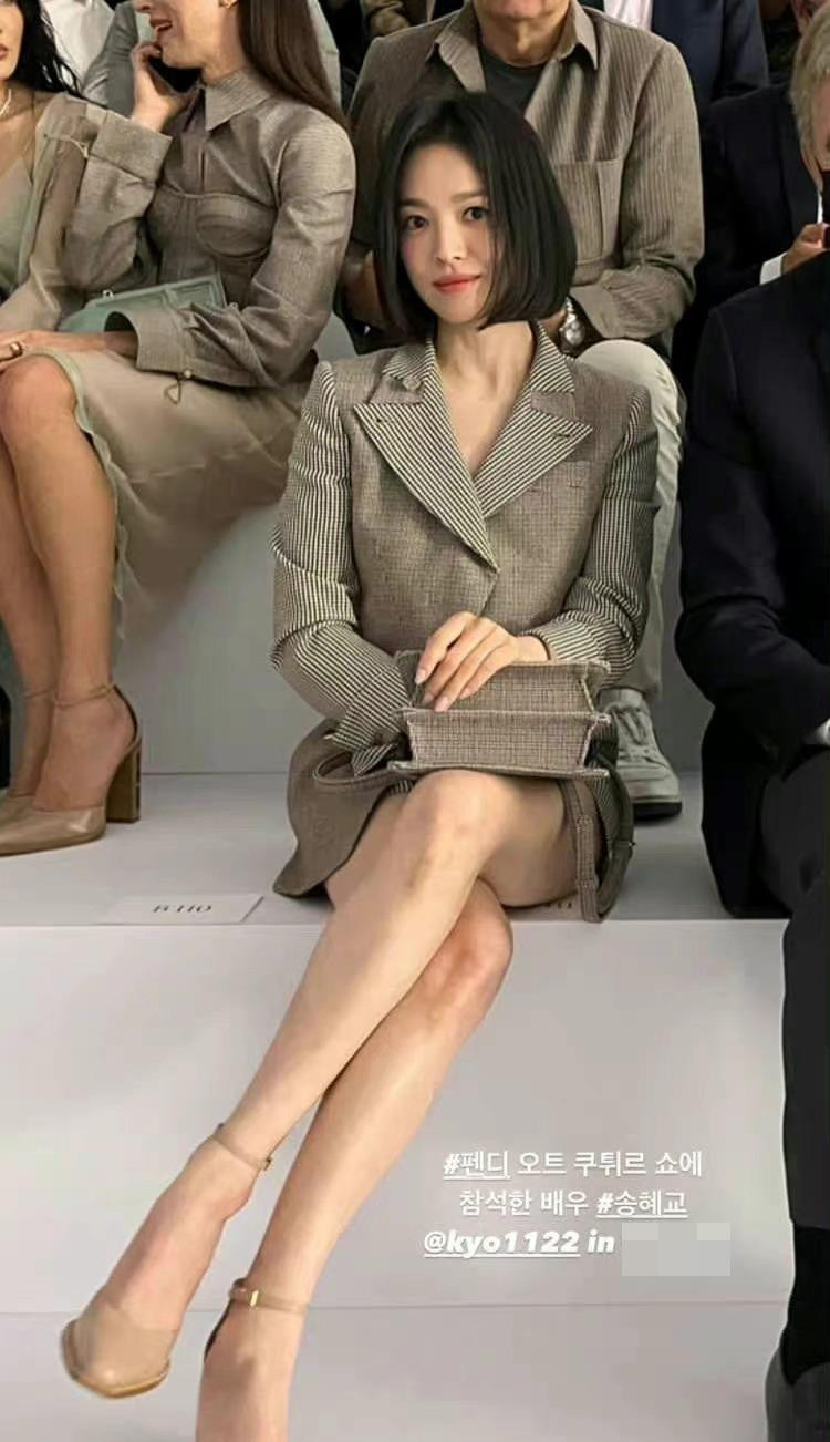 Cô &quot;ghi điểm&quot; với gương mặt xinh đẹp và thời trang thanh lịch.