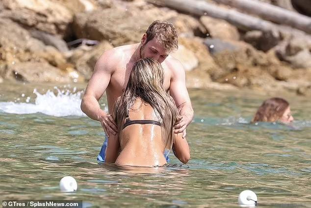 Cặp đôi bị cánh săn ảnh chụp lại khoảnh khắc ôm ấp tình cảm trong lúc tắm biển. Zara mặc bikini nâu bé xíu, trong khi bạn trai mặc quần bơi màu xanh phô bày thân hình cơ bắp.