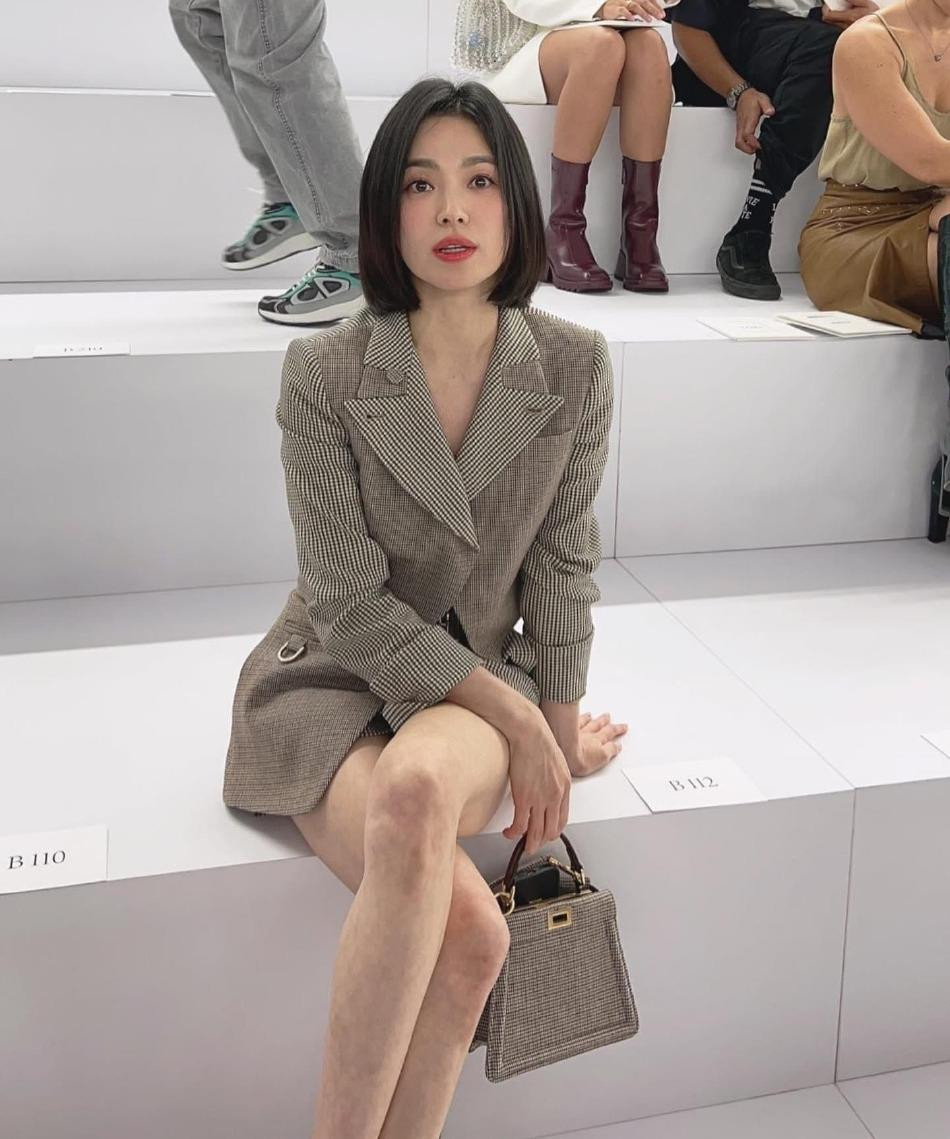 Song Hye Kyo đi xem show thời trang ở Pháp.