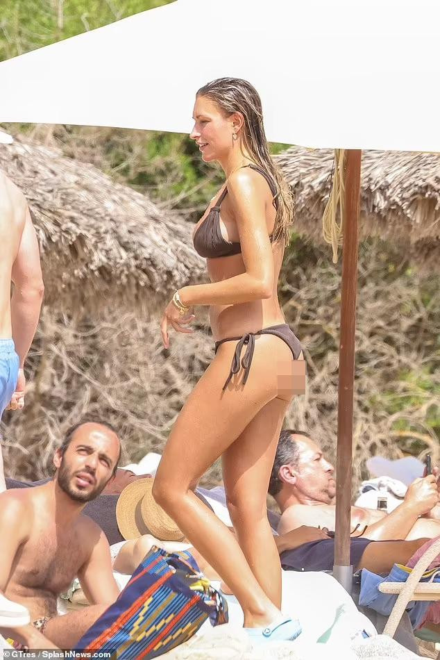 Zara thực sự là tâm điểm của bãi biển. Một người đàn ông lạ mặt bị &quot;đốn gục&quot; trước sắc vóc cực phẩm của sao truyền hình Anh 25 tuổi.