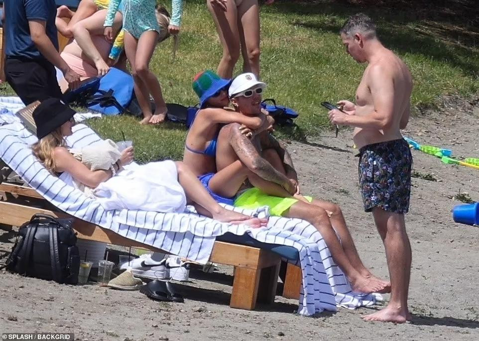 Bạn bè đi cùng vợ chồng Bieber trong chuyến đi có ca sĩ Usher Raymond và người bạn Jason Kennedy cùng vợ con. Bạn bè đi cùng vợ chồng Bieber trong chuyến đi có ca sĩ Usher Raymond và người bạn Jason Kennedy cùng vợ con.