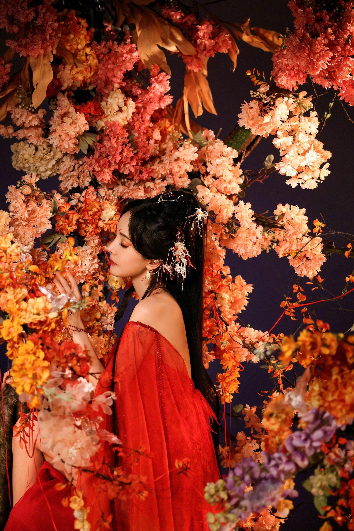 Thời điểm xác nhận vào vai Đồ Sơn Hồng Hồng, Dương Mịch nhận khá nhiều phản ứng trái chiều của cộng đồng mạng Trung Quốc. Nhiều người cho rằng, tuổi tác của mỹ nhân sinh năm 1986 không phù hợp với vai diễn. Được biết, phim vốn chuyển thể từ bộ truyện tranh cùng tên của tác giả Thỏa Tiểu Tân.