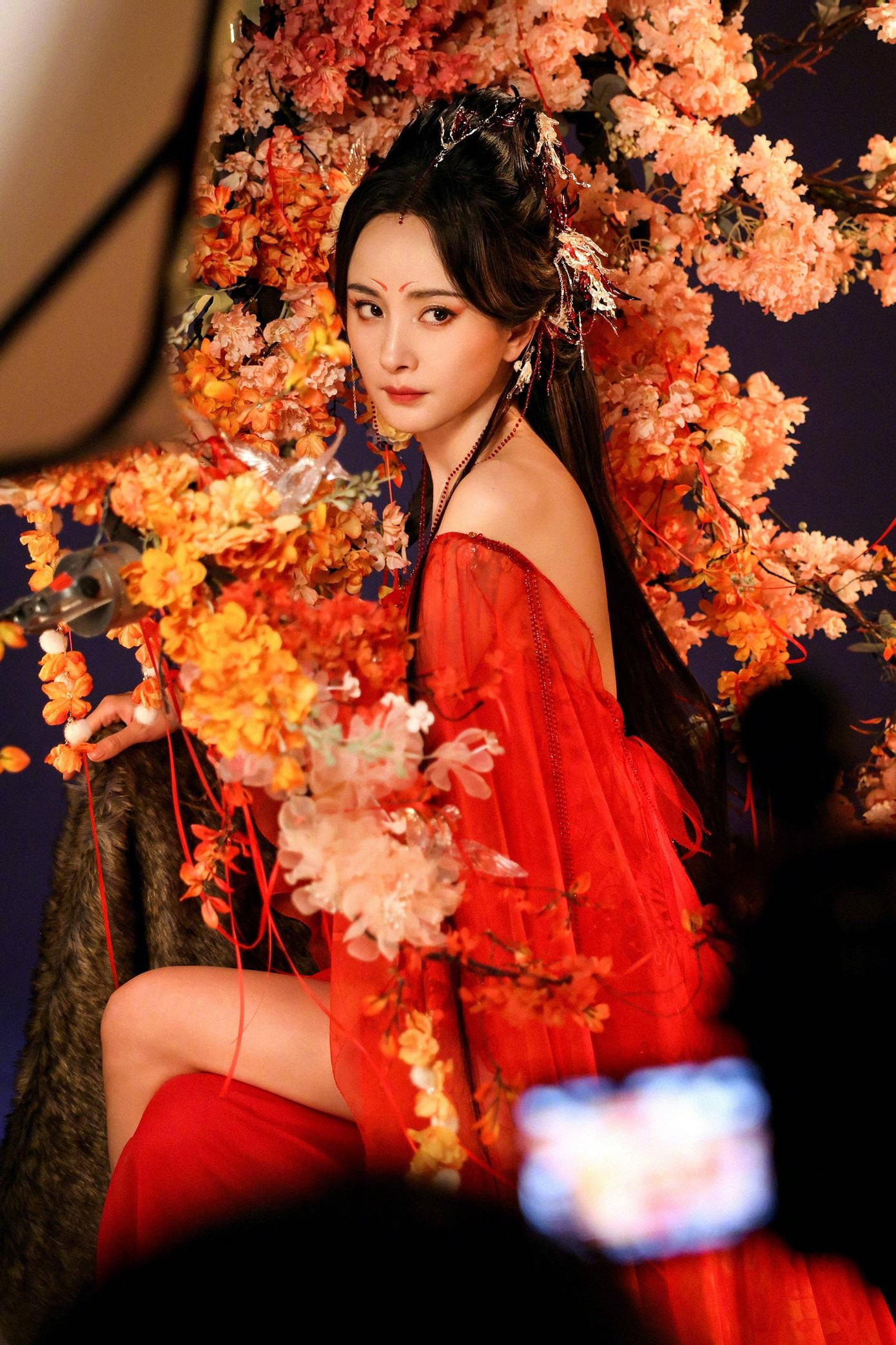 Người đẹp 36 tuổi nhận được vô số lời khen từ dân mạng với tạo hình quyến rũ, ma mị, đặc biệt động lòng người khi khoác lên mình trang phục đỏ tươi lộ &quot;da thịt&quot;.